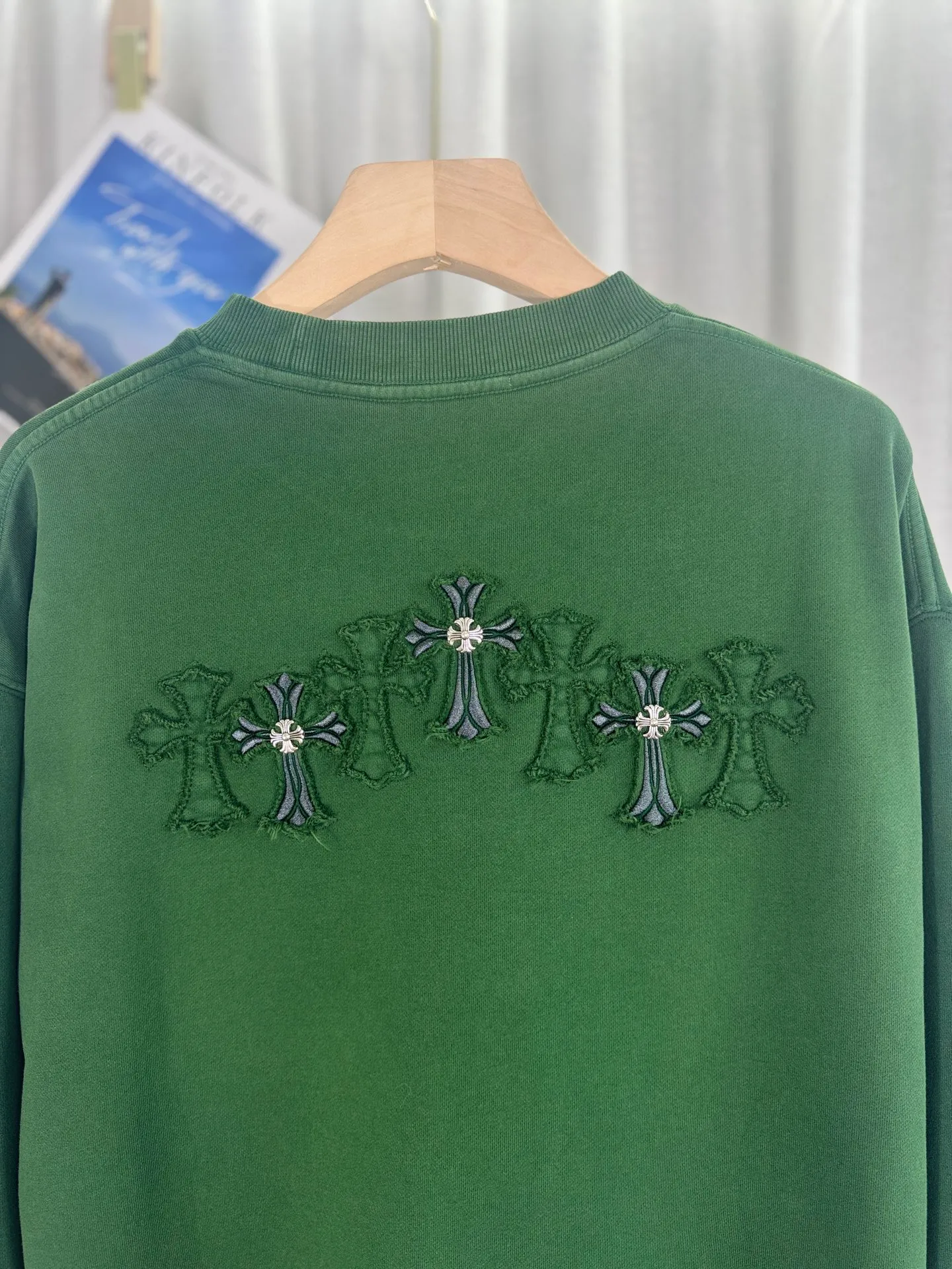 P280 top version, real shot without P, ​​different from market currency) 𝗖𝗵𝗿𝗼𝗺𝗲 𝗛𝗲𝗮𝗿𝘁𝘀/Cro Heart 2025 washed patch embroidery autumn and winter new original single counter American laser burnt 3D three-dimensional color embroidery couple casual sweatshirt 👑The highest version! Customized fabric 420g tripe terry fabric! American acid-washed and distressed original fabric laser burnt ✟appliqué embroidery and exquisite embroidery of letters! The best-selling model in the counter, very comfortable to wear. Accessories: original molded and authenticated collar label➕100% silk wash label. Genuine purchase-grade original hangtag➕matching hanging rope➕3D hanging beads➕original packaging bag. Craftsmanship: The original version has consistent wiring! The highest version of the armhole matching technique! Color: Green Black Size: S M L XL Style Number: 25-306
